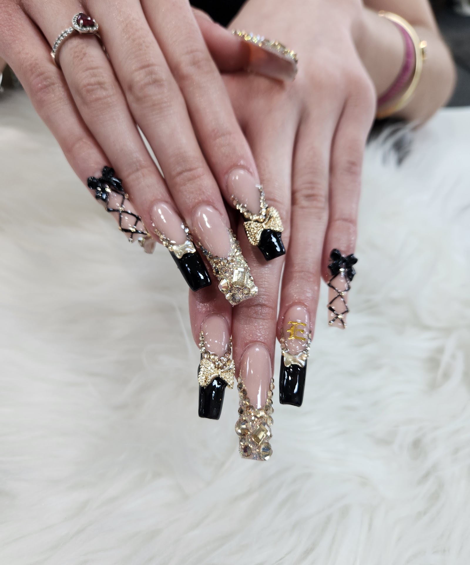 Alluring Nails logo